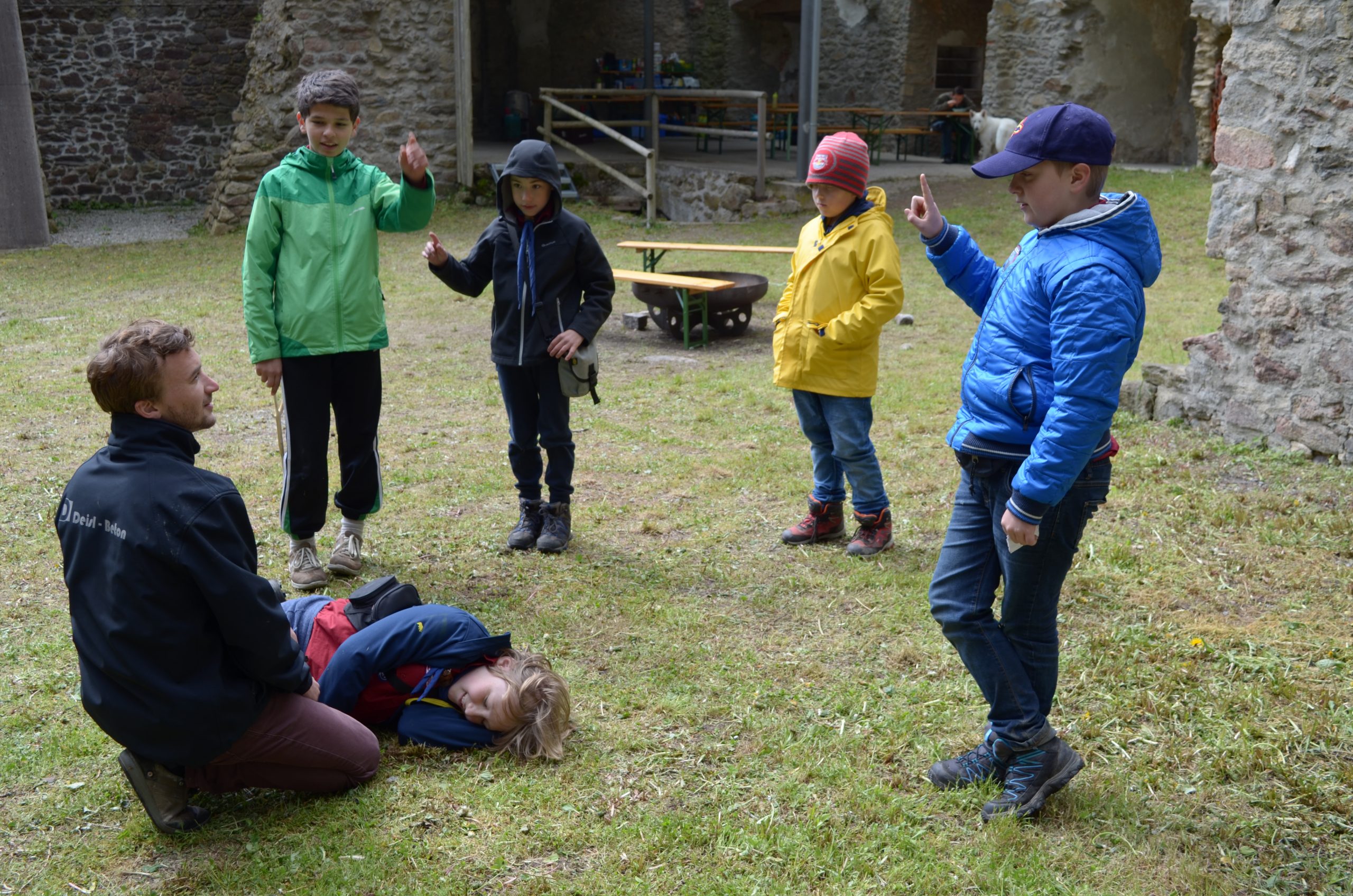 Mehr über den Artikel erfahren Pfingstlager der Späher und Guides auf der Burg Reichenau
